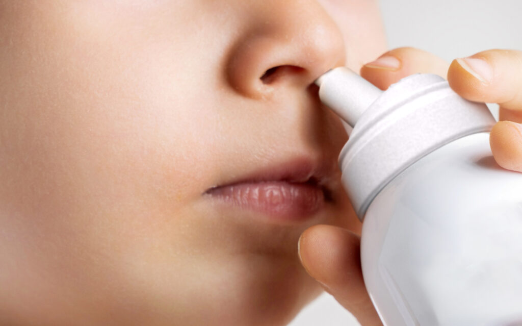 Un niño se está haciendo un lavado nasal.
